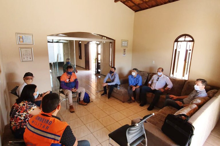 Superintendente de Fiscalização da ANA, Alan Lopes (de azul e máscara branca), participa de reunião sobre a barragem de Jati