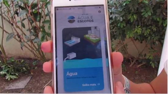 Meninas divulgam o app Água e Esgotos