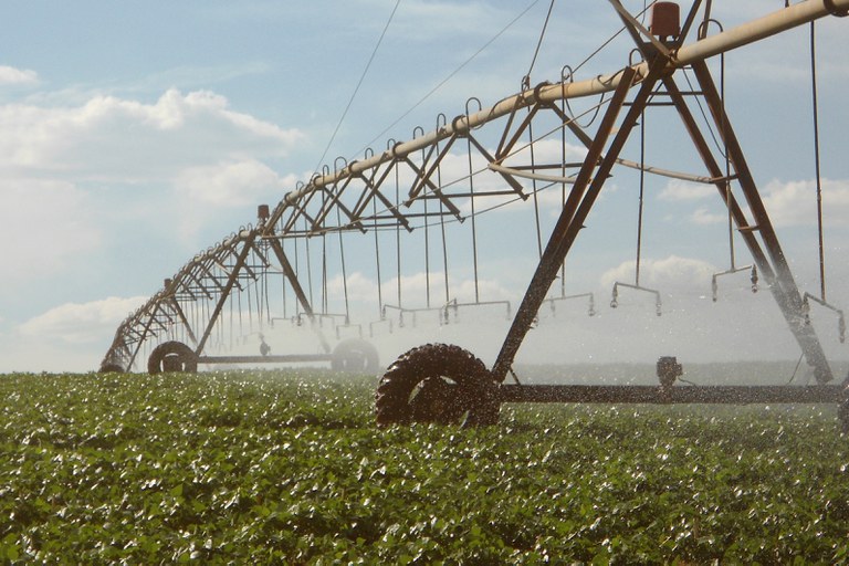 Irrigação por pivô central em Cristalina (GO) na bacia do rio São Marcos