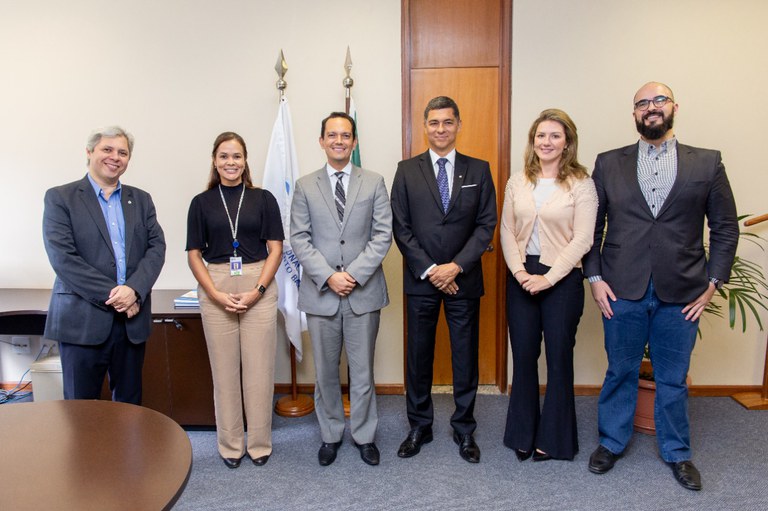 Saback e Lima (centro) em reunião que abordou acordo de cooperação técnica sobre o marco legal do saneamento