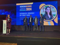 Diretora-presidente da ANA recebe homenagem por sua liderança no avanço do setor de saneamento durante evento da ABREMA, em São Paulo