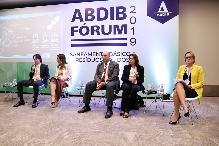 Diretora-presidente da ANA (à dir.) participa de debate no Fórum ABDIB