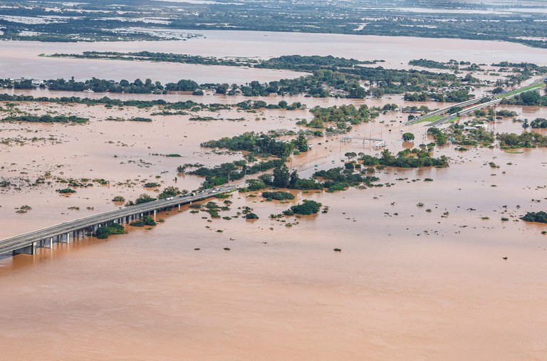 Ponte alagada por enchente no Rio Grande do Sul