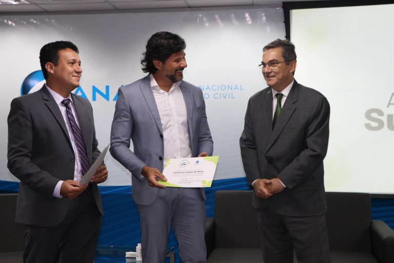 Representante da  Infraero recebe certificado do Aeroportos Sustentáveis