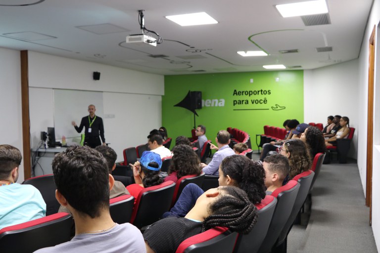 Estudantes vivenciam experiência no Aeroporto de Congonhas (SP)