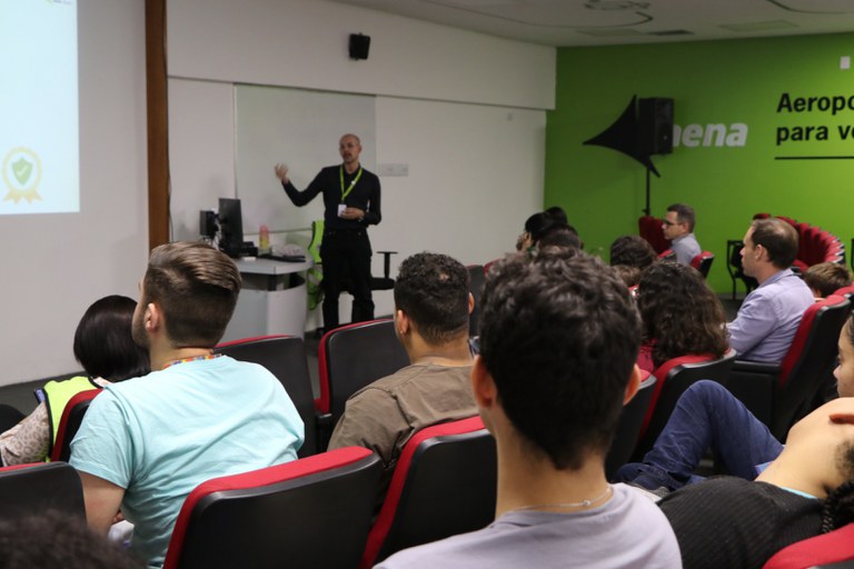 Estudantes vivenciam experiência no Aeroporto de Congonhas (SP)