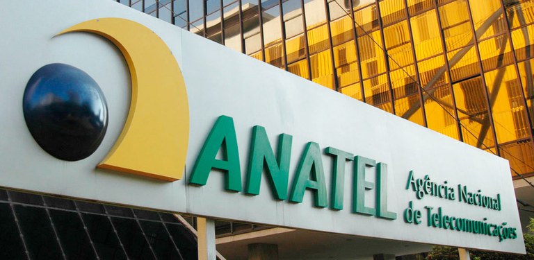 Placa da entrada do complexo sede da Anatel em Brasília com logotipo da Agência e a inscrição "Anatel Agência Nacional de Telecomunicações"