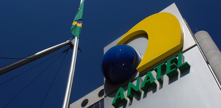 Logotipo da Anatel em prédio do complexo-sede da Agência em Brasília