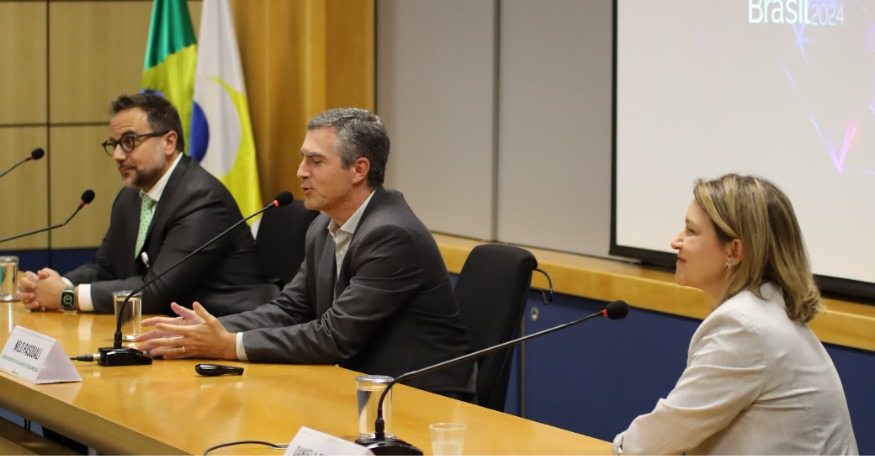 João Paulo Cavinatto (NEF FGV Direito SP), Nilo Pasquali (Anatel) e Daniela Silveira Lara (ABDTIC) em painel do Conecta Brasil 2024