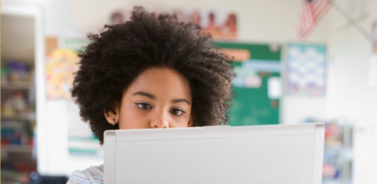 Estudante olha a tela de um laptop