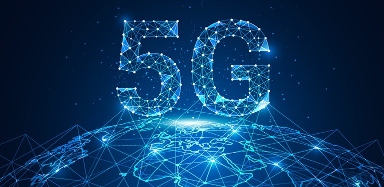 Linhas e pontos, representando as vias de telecomunicações, formam a sigla "5G", acima, que se liga aos continentes e mares do planeta Terra, abaixo.