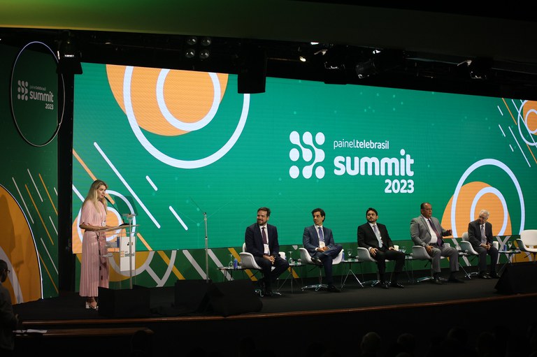 Foto da abertura do Painel Telebrasil Summit 2023, com o presidente da Anatel, Carlos Baigorri, entre os participantes