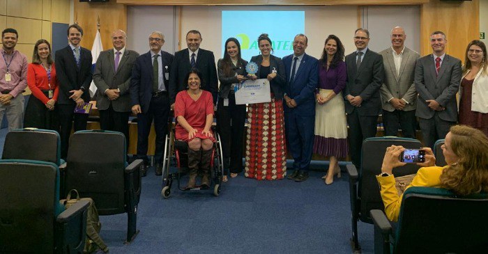 Participantes da entrega do “Prêmio Anatel de Acessibilidade em Telecomunicações”, 8 de maio de 2024.