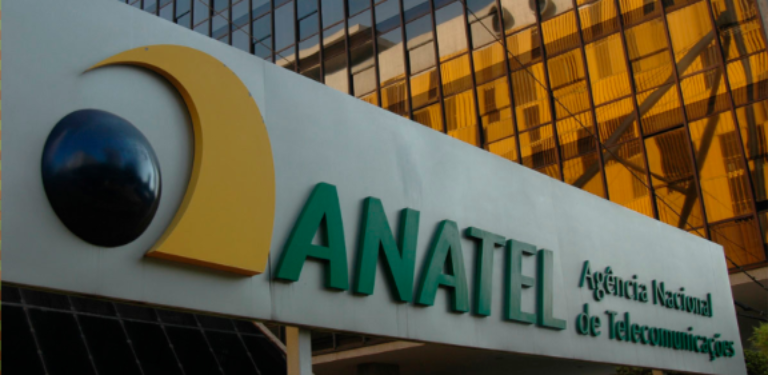 Placa da entrada do complexo sede da Anatel em Brasília com logotipo da Agência e a inscrição "Anatel Agência Nacional de Telecomunicações"