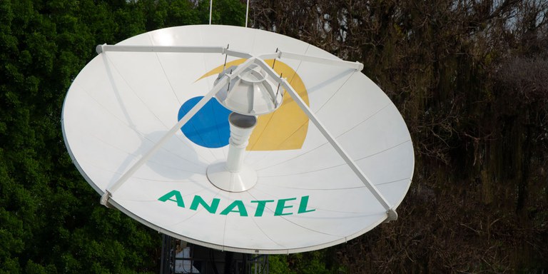 Antena parabólica com logo da Agência Nacional de Telecomunicações