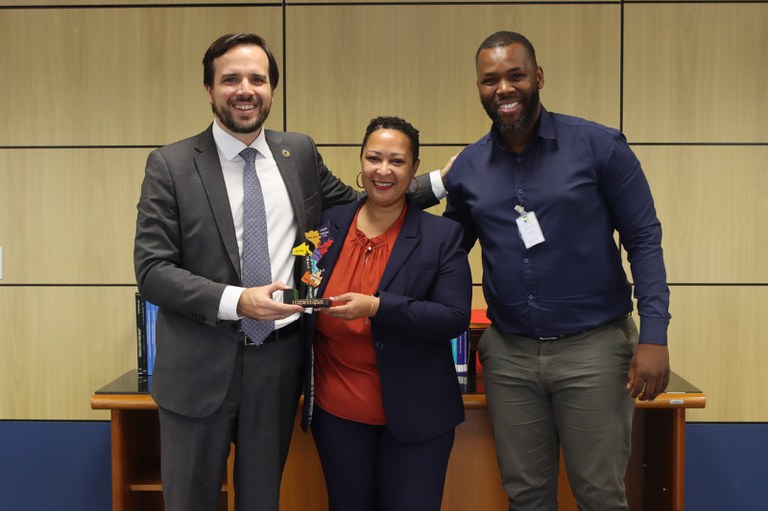 Carlos Baigorri, presidente da Anatel (à esquerda), recebe, na sede da Agência em Brasília, visita da delegação de Moçambique, Cláudia Michel Omar Esmael e Sócrates Titoce (ao centro e à direita na imagem).