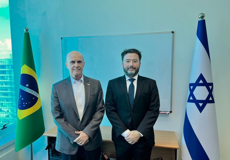 Conselheiro Alexandre Freire e embaixador Gerson Menandro de Freitas na Embaixada do Brasil em Tel Aviv (Israel)