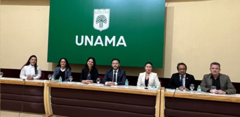 Foto da mesa do encontro da Anatel e entidades de defesa do consumidor em Belém, no campus da Unama no dia 9/8/2023