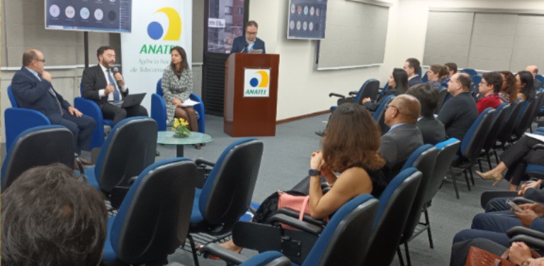 Na foto, sentados de frente para a plateia estão o gerente regional da Anatel no Estado de São Paulo, Marcelo Scacabarozi, o conselheiro da Anatel Alexandre Frei e a superintendente de Relações com Consumidores da Agência, Cristiana Camarate.