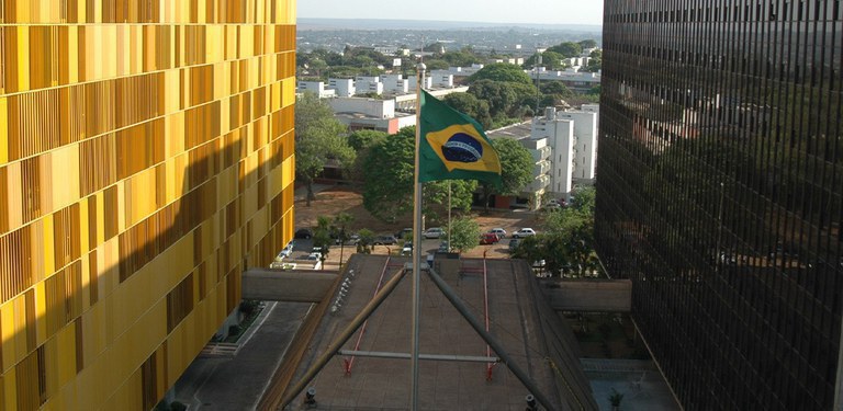 Na foto, destaque dos prédios do complexo-sede da Anatel em Brasília, com a bandeira do Brasil ao centro.