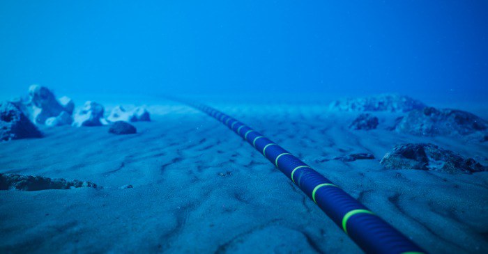 Cabo de fibra óptica submarino no fundo do oceano.