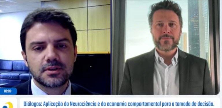 Acima, na imagem, Gustavo Nery e Silva (à esquerda) e Erik Navarro Wolkart (à direita) e, abaixo, o letreiro "Diálogos: Aplicação da Neurociência e da Economia Comportamental para a Tomada de Decisão"