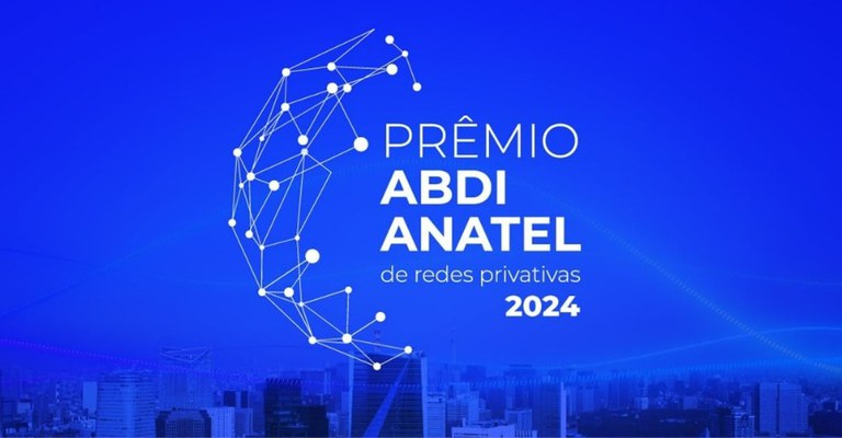 A imagem exibe um banner com um fundo azul e elementos visuais representando conectividade digital, como pontos interligados por linhas, sugerindo redes ou conexões. O texto principal no centro diz: "Prêmio ABDI ANATEL de Redes Privativas 2024". O fundo da imagem apresenta a linha do horizonte de uma cidade.