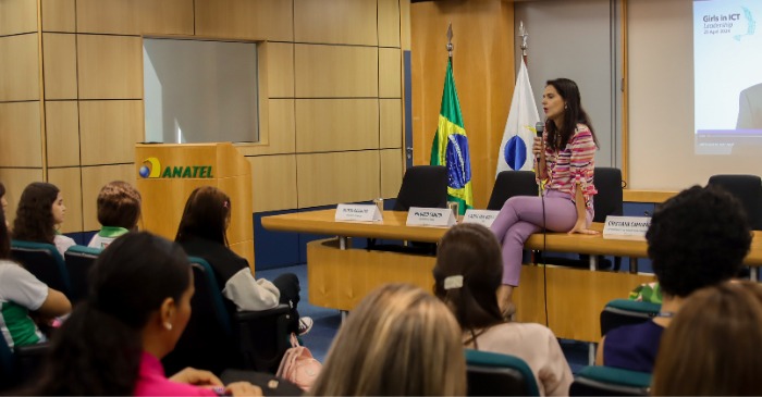 Conselheira da Anatel Cristiana Camarate fala à plateia no Dia das Meninas nas TICs, na sede da Anatel, em Brasília