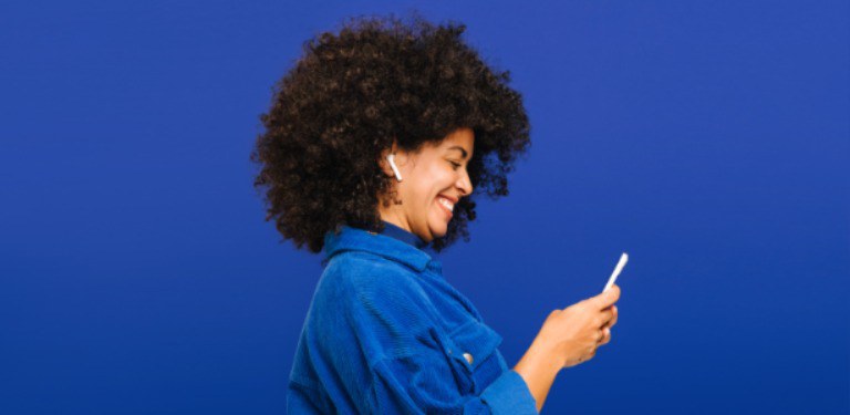 foto mulher feliz usando celular.jpeg