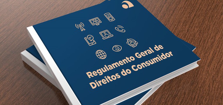Dois cadernos azuis intitulados “Regulamento Geral de Direitos do Consumidor” formam uma pilha sobre uma mesa de madeira.