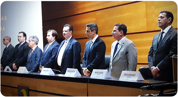 Foto dos integrantes da mesa do evento