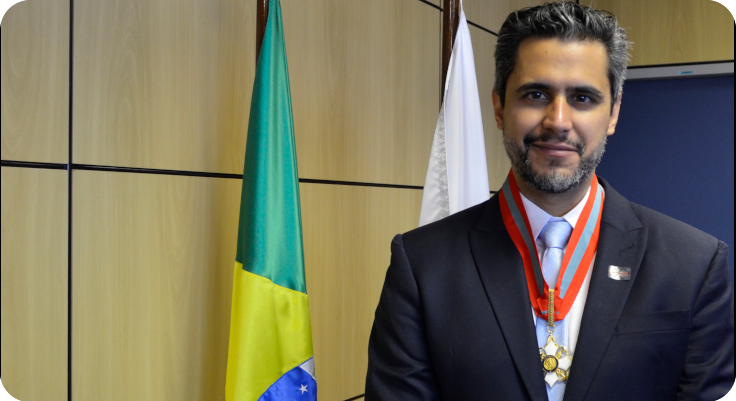 Foto do presidente da Anatel, Leonardo de Morais, com a Ordem de Mérito Naval