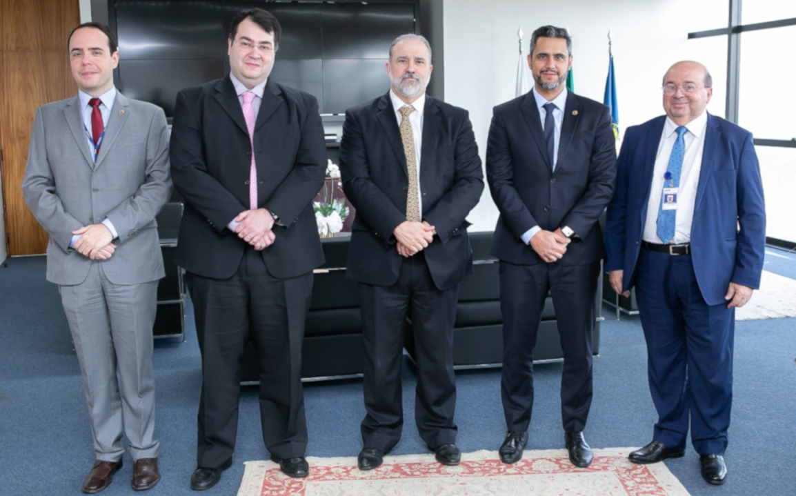 Da esquerda para a direita a partir da segunda posição na imagem: o presidente da Anatel, Leonardo de Morais, o conselheiro Emmanoel Campelo, presidente substituto da Anatel, e o Procurador Geral da República (PGR), Augusto Aras.