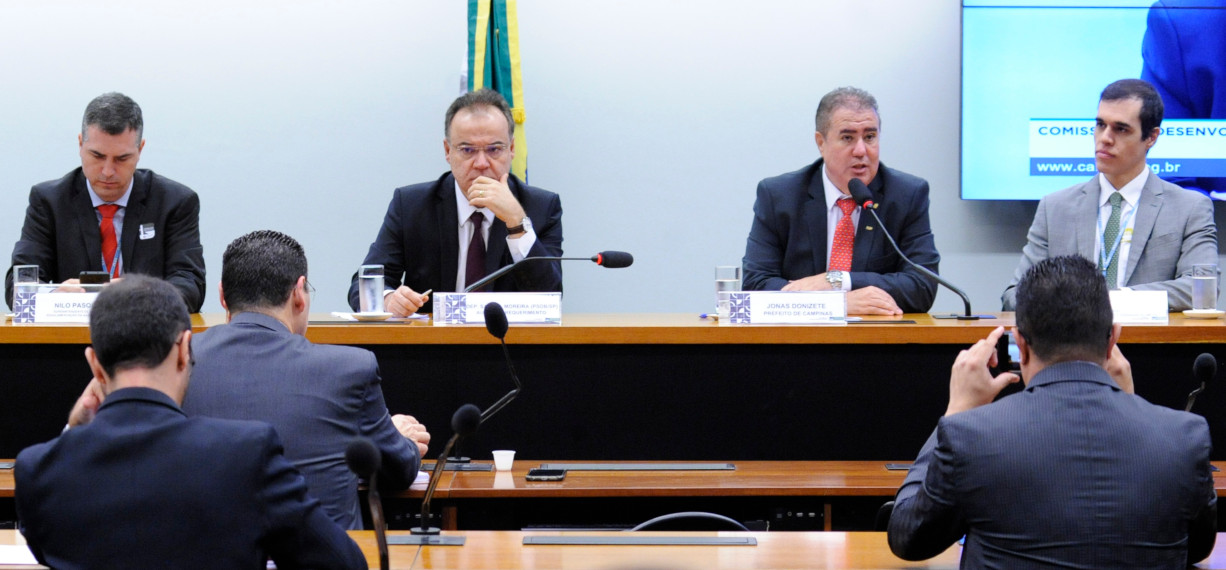 Foto da mesa da audiência pública na CDU