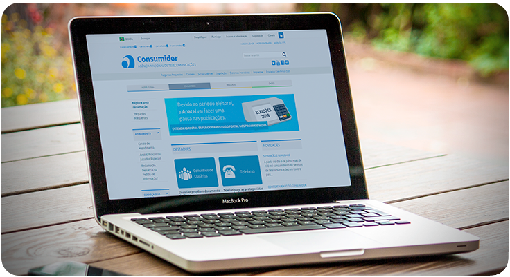 Notebook em cima da mesa com nova página de dados da Anatel