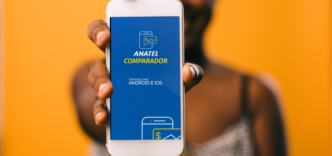 Moça apresentando celular com o Anatel Comparador em primeiro plano com as informações de aplicativo disponível para Android e iOS