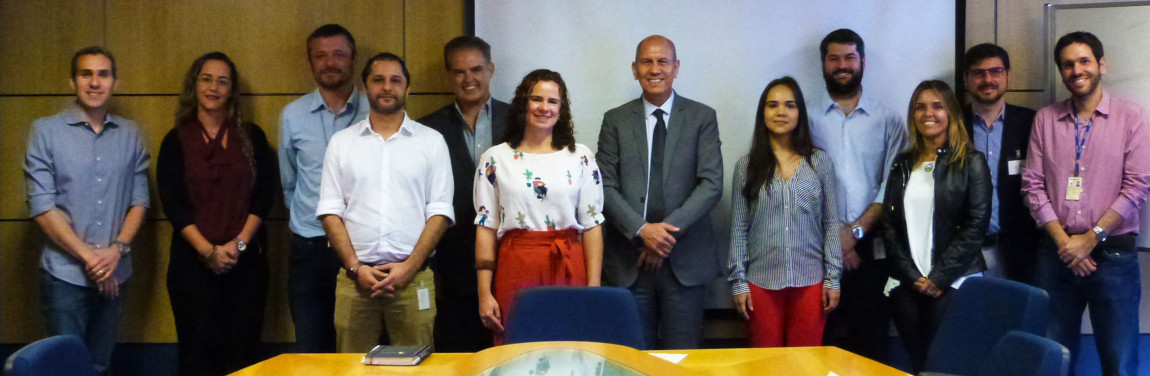 Foto dos participantes da reunião do Cdust