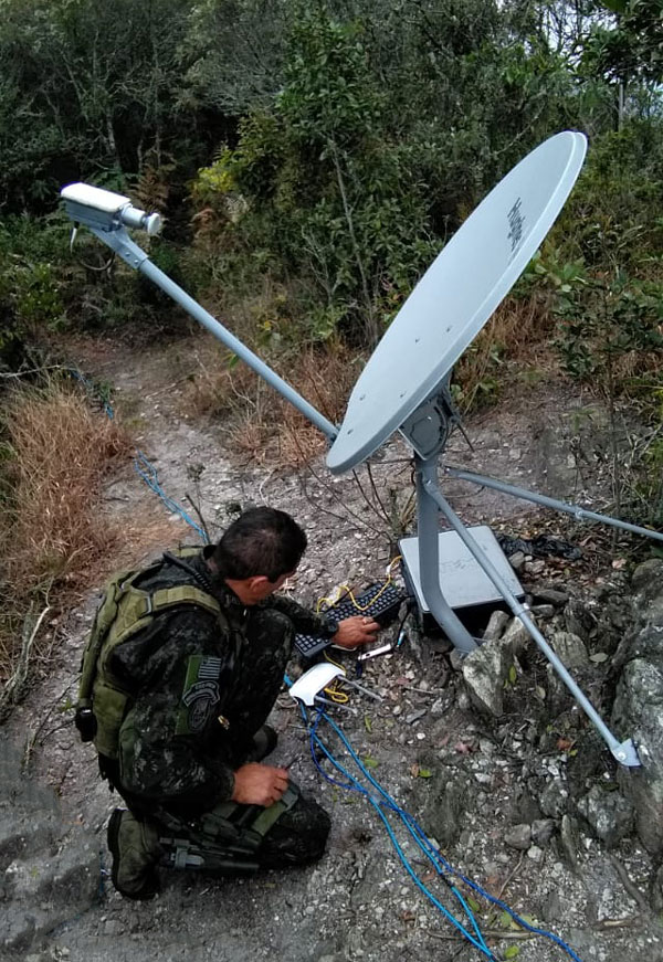 Agente destruindo equipamentos irregulares de telecomunicações