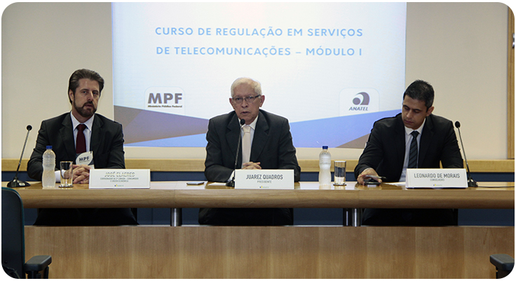 Foto da mesa de abertura do Curso de Regulação em Serviços de Telecomunicações