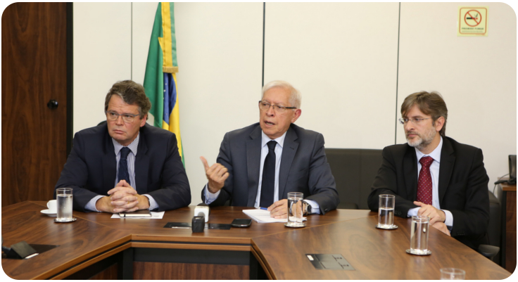 Foto dos participantes da mesa da coletiva: André Borges (MCTIC), Juarez Quadros e Igor de Freitas (Anatel)