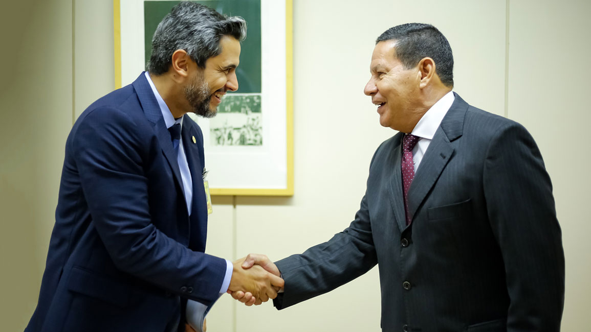 Presidente da Anatel, Leonardo de Morais, cumprimenta o vice-presidente da República, General Hamilton Mourão