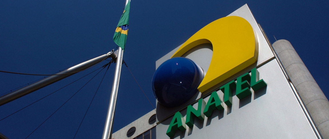 Logotipo da Anatel em prédio do complexo Sede da Agência em Brasília