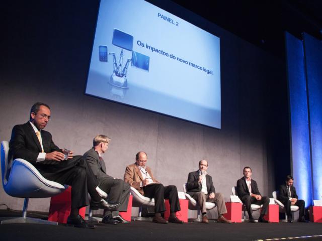 diretor-manoel-rangel-e-debatedores-do-painel-os-impactos-do-novo-marco-legal.JPG