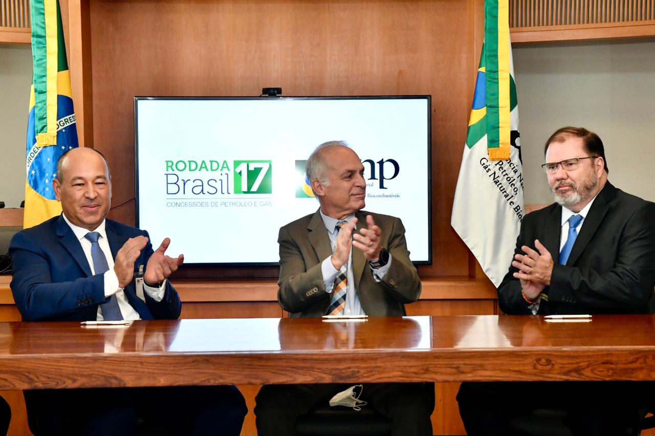 Assinatura dos contratos da 17ª Rodada