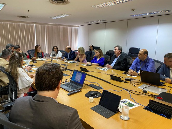 Representantes da ANS e da FenaSaúde em reunião na sede da Agência