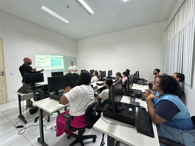 .Técnicos da ANS aplicando o treinamento no Procon Maceió (AL)