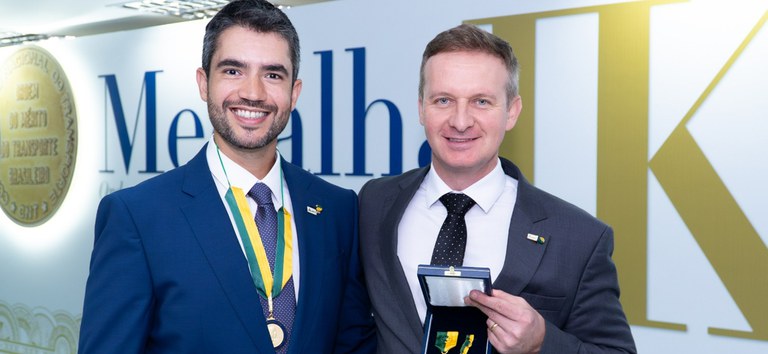 Diretor e Superintendente da ANTT recebem Medalha JK