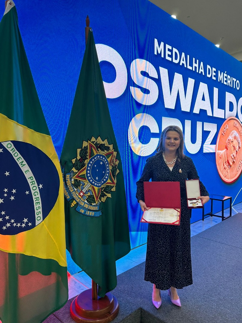 Diretora Meiruze Freitas recebe Medalha Oswaldo Cruz.jpeg