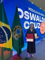 Diretora Meiruze Freitas recebe Medalha de Mérito Oswaldo Cruz