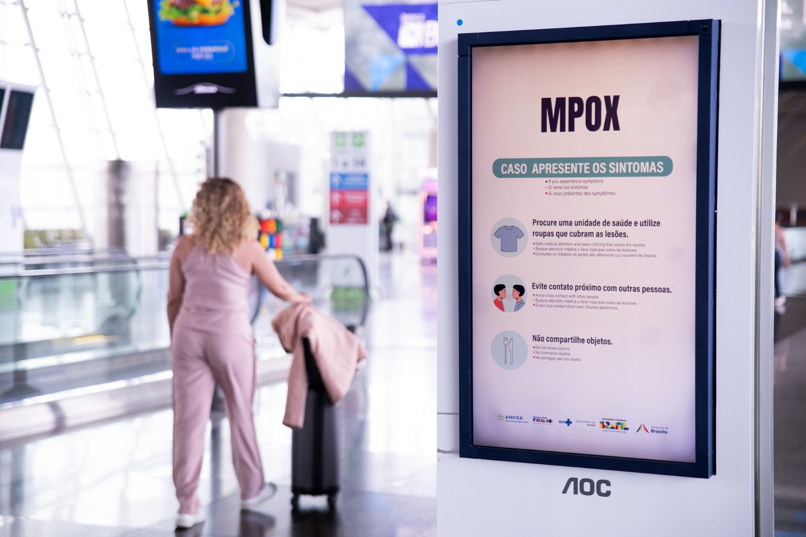 Painel eletrônico no aeroporto de Brasília alerta sobre sintomas de Mpox